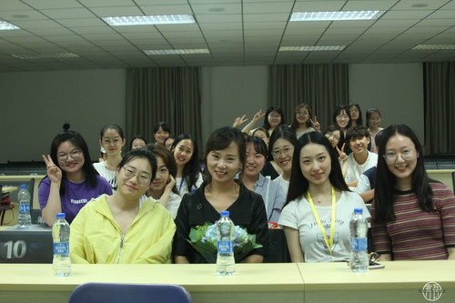 黄悦老师和全体观众合影 黄悦老师和全体观众合影