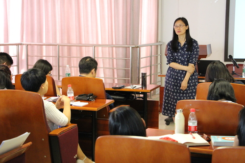 主讲人与参会老师进行讨论 主讲人与参会老师进行讨论