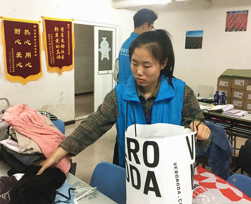 2 工作人员整理衣物 2 工作人员整理衣物