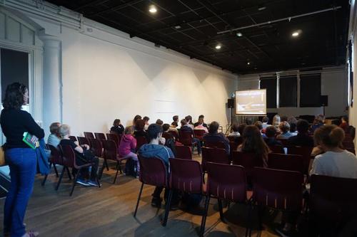 拉罗谢尔孔子学院中方院长冀可平介绍中国传统乐器 拉罗谢尔孔子学院中方院长冀可平介绍中国传统乐器