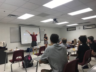 中文俱乐部的学生在听嫦娥奔月的故事 中文俱乐部的学生在听嫦娥奔月的故事