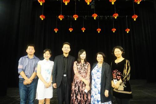 吉他演奏家陈曦、杜春阳演出结束后与拉罗谢尔孔子学院中法方院长及老师合影 吉他演奏家陈曦、杜春阳演出结束后与拉罗谢尔孔子学院中法方院长及老师合影