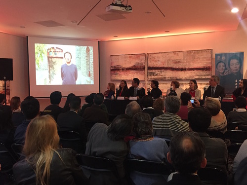 图三 刘震云通过视频问候墨西哥读者 图三 刘震云通过视频问候墨西哥读者