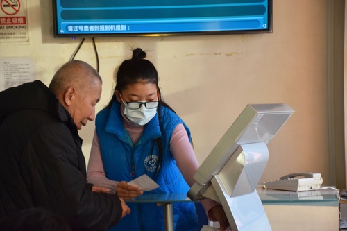 3志愿者协助患者使用挂号机 3志愿者协助患者使用挂号机