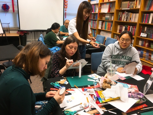 图2:志愿者李娜娜指导制作园林大门 图2:志愿者李娜娜指导制作园林大门