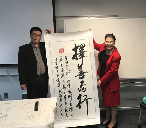 方石先生为南卡大学副校长展现书法艺术 方石先生为南卡大学副校长展现书法艺术