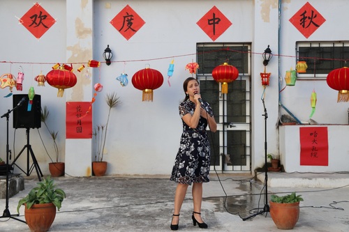 拉美中文歌曲大赛冠军获得者伊莎贝尔(Gutiérrez Orraca Isabel)表演《月亮代表我的心》 拉美中文歌曲大赛冠军获得者伊莎贝尔(Gutiérrez Orraca Isabel)表演《月亮代表我的心》