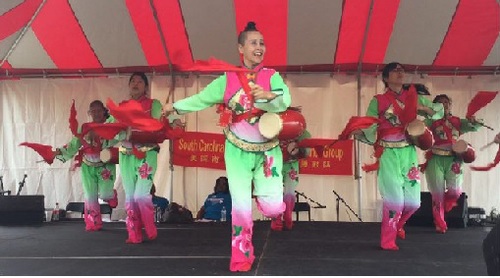 南卡孔院参加斯帕坦堡国际文化节 南卡孔院志愿者和当地华侨一起表演腰鼓 南卡孔院参加斯帕坦堡国际文化节 南卡孔院志愿者和当地华侨一起表演腰鼓