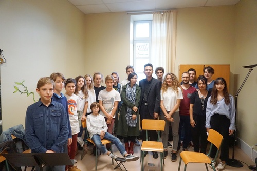 陈曦、杜春阳莅临拉罗谢尔音乐学院吉他高级班课堂进行指导 陈曦、杜春阳莅临拉罗谢尔音乐学院吉他高级班课堂进行指导