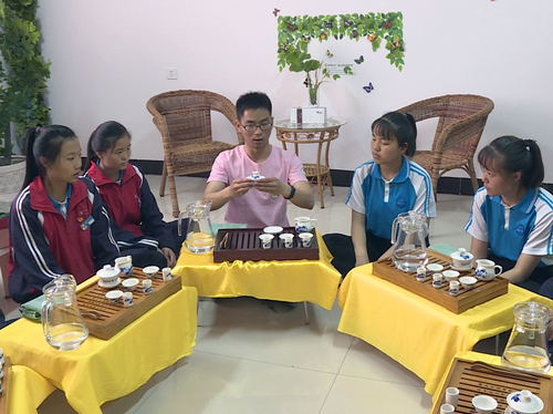 1 研支团团长张添富在古道茶社给同学们上课 1 研支团团长张添富在古道茶社给同学们上课