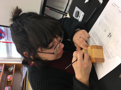 图4:孔幸安认真地刻写自己名字的印章 图4:孔幸安认真地刻写自己名字的印章