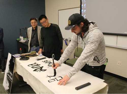 美国学生体验中国书法 美国学生体验中国书法