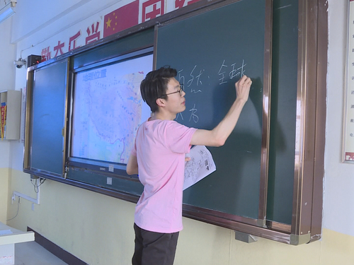 3 研支团成员祝佳明给学生上课 3 研支团成员祝佳明给学生上课