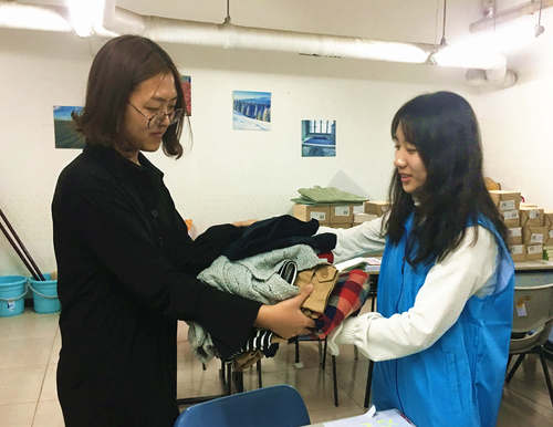 1 同学捐衣物 1 同学捐衣物