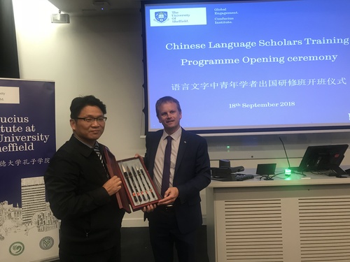 肖航向谢菲尔德大学赠送礼物 肖航向谢菲尔德大学赠送礼物