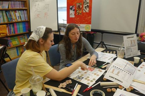 图3:方凯天和孔淑怡制作中国象棋 图3:方凯天和孔淑怡制作中国象棋