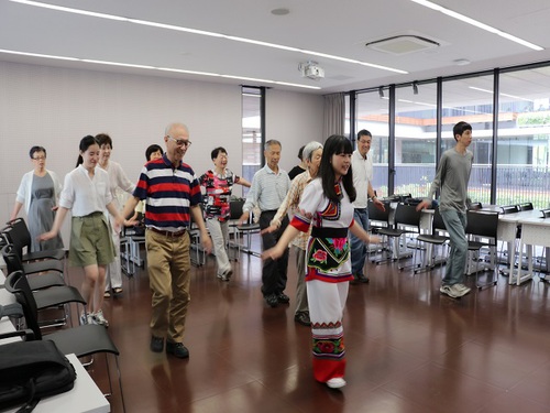 学习苗族舞蹈动作 学习苗族舞蹈动作