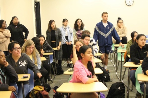 学生观摩现场书法艺术展示 学生观摩现场书法艺术展示