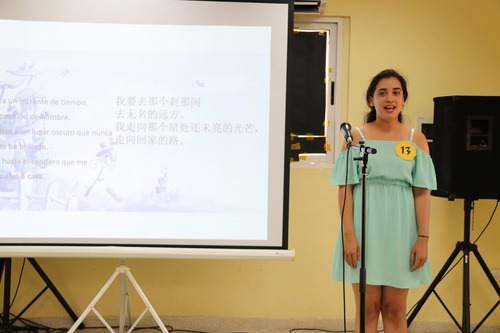 代雅琳朗诵自己写的诗《一个人》 代雅琳朗诵自己写的诗《一个人》