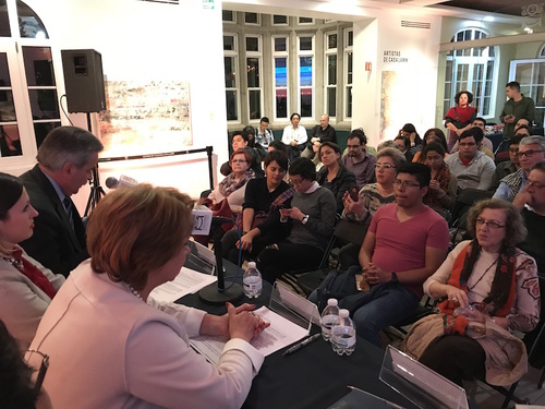 图四 图书发布会现场的观众们 图四 图书发布会现场的观众们