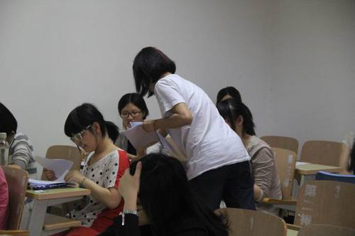 监考人员为参赛同学分发试卷 监考人员为参赛同学分发试卷