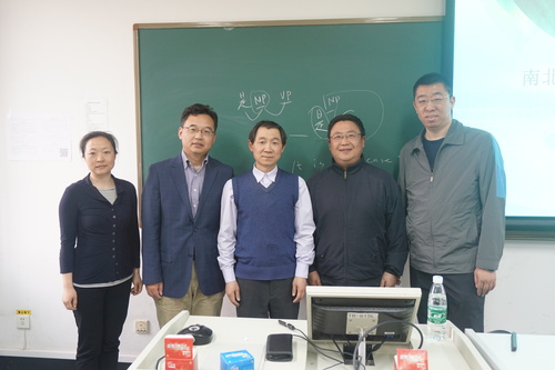 讲座结束后,部分教师与张和友副教授合影 讲座结束后,部分教师与张和友副教授合影