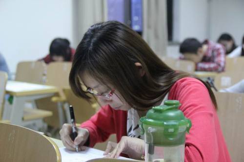 认真作答的参赛同学(一) 认真作答的参赛同学(一)