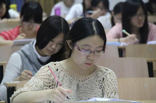认真作答的参赛同学(二) 认真作答的参赛同学(二)