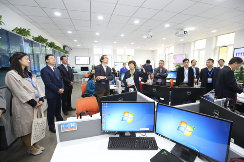 4参观高级翻译学院中外语言服务人才培养基地 4参观高级翻译学院中外语言服务人才培养基地