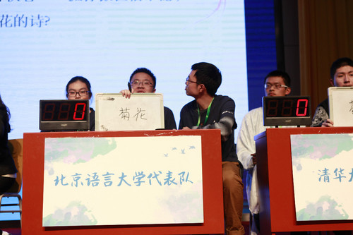 11.25我校代表进行知识问答 11.25我校代表进行知识问答