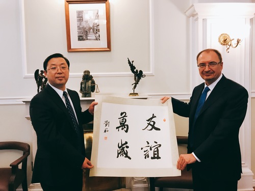 刘利校长向圣大校长赠送墨宝 刘利校长向圣大校长赠送墨宝