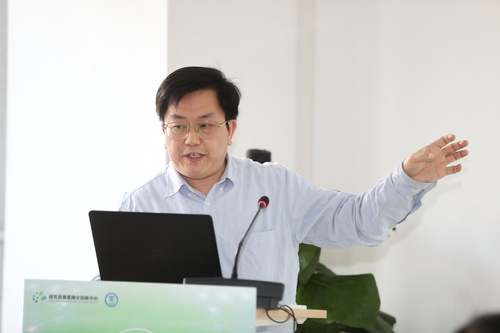 宗成庆研究员作主旨报告 宗成庆研究员作主旨报告