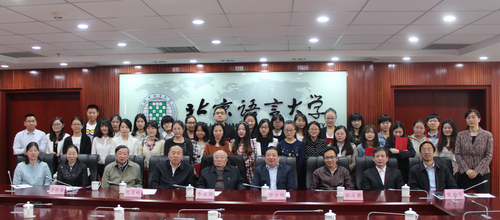 与会领导嘉宾与获奖同学合影 与会领导嘉宾与获奖同学合影