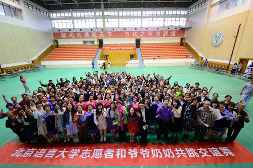 北语志愿者与爷爷奶奶共跳交谊舞 北语志愿者与爷爷奶奶共跳交谊舞