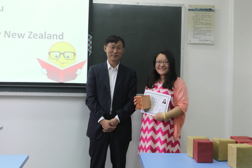 张旺熹主任给学员颁发结业证书 张旺熹主任给学员颁发结业证书