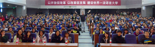 大山老师与现场观众合影 大山老师与现场观众合影