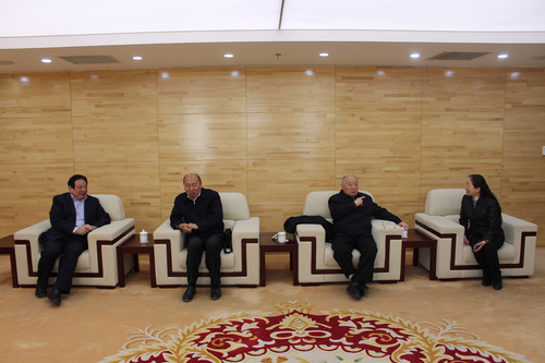 与会领导在会议室交流 与会领导在会议室交流