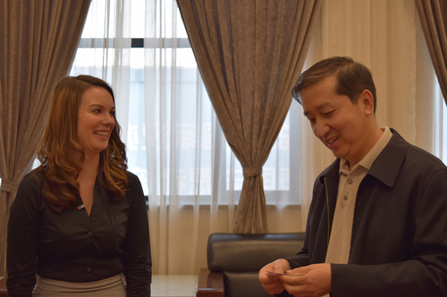 2 贾烈英教授和嘉宾亲切交流 2 贾烈英教授和嘉宾亲切交流