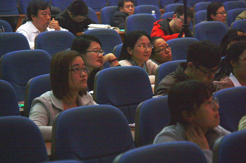 听众认真聆听报告 听众认真聆听报告