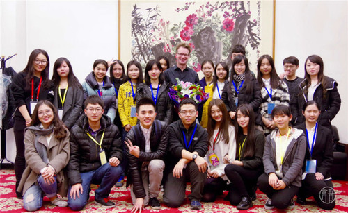 大山老师与工人员合影 大山老师与工人员合影