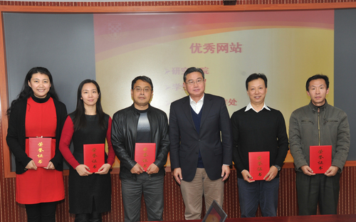 王鲁新副书记颁发证书 王鲁新副书记颁发证书