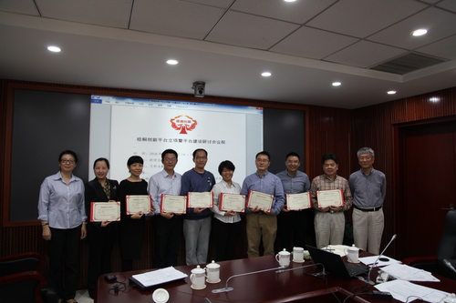 张博教授和韩经太教授给首批8个创新平台颁发立项证书 张博教授和韩经太教授给首批8个创新平台颁发立项证书