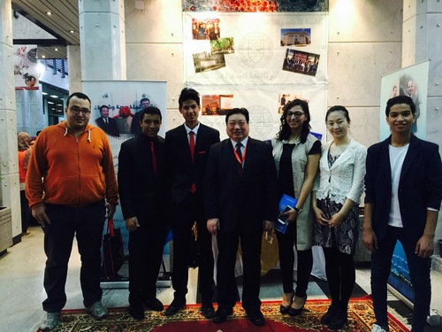 李书记在高教展上会见北语海外校友 李书记在高教展上会见北语海外校友