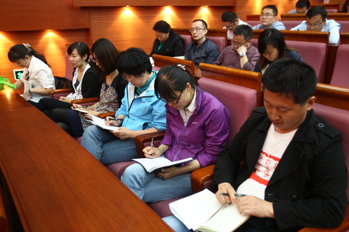 与会人员听取报告 与会人员听取报告