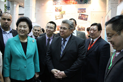 刘延东副总理参观我校展位并听取汇报 刘延东副总理参观我校展位并听取汇报