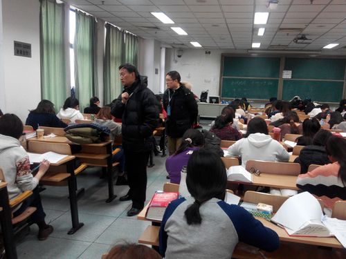 张旺熹教授在考场巡查 张旺熹教授在考场巡查