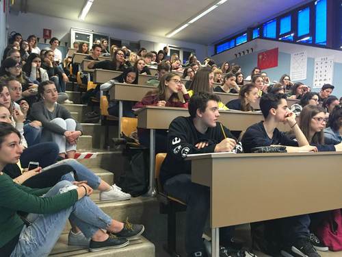 米兰尼高中孔子课堂的学生在上茶艺课 米兰尼高中孔子课堂的学生在上茶艺课