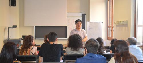 吴南飞老师正在讲解中医妇科理论 吴南飞老师正在讲解中医妇科理论