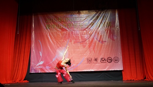 孔院老师表演舞蹈心寻草原 孔院老师表演舞蹈心寻草原