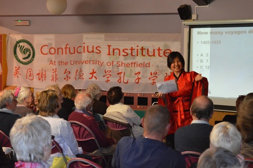 中方院长田然老师在与观众互动 中方院长田然老师在与观众互动